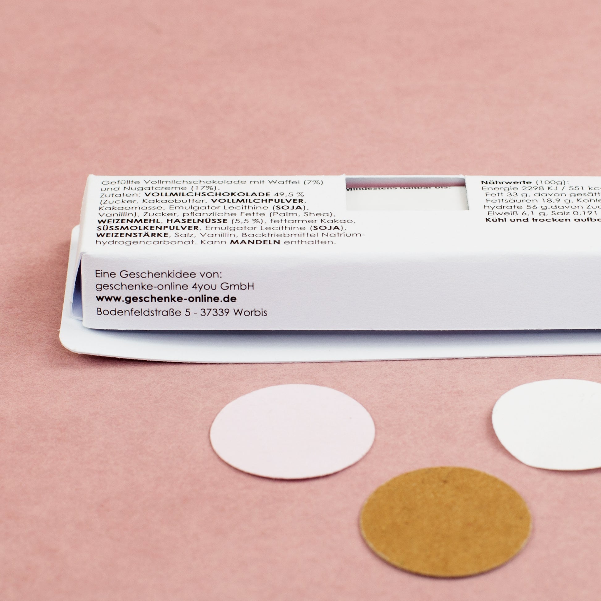 Rückseite der personalisierten duplo Verpackung mit Zutaten, Nährwerten und Herstellerangabe auf rosa Hintergrund