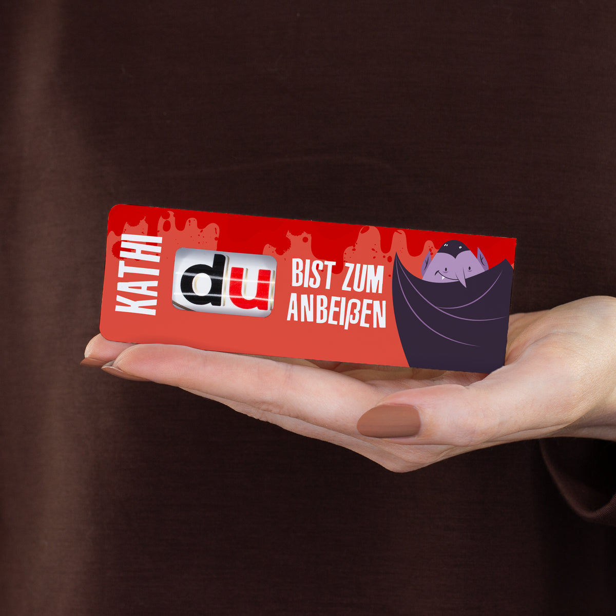 Halloween-Geschenkverpackung für Duplo mit Name Kathi und Spruch Bist zum Anbeißen in der Hand gehalten