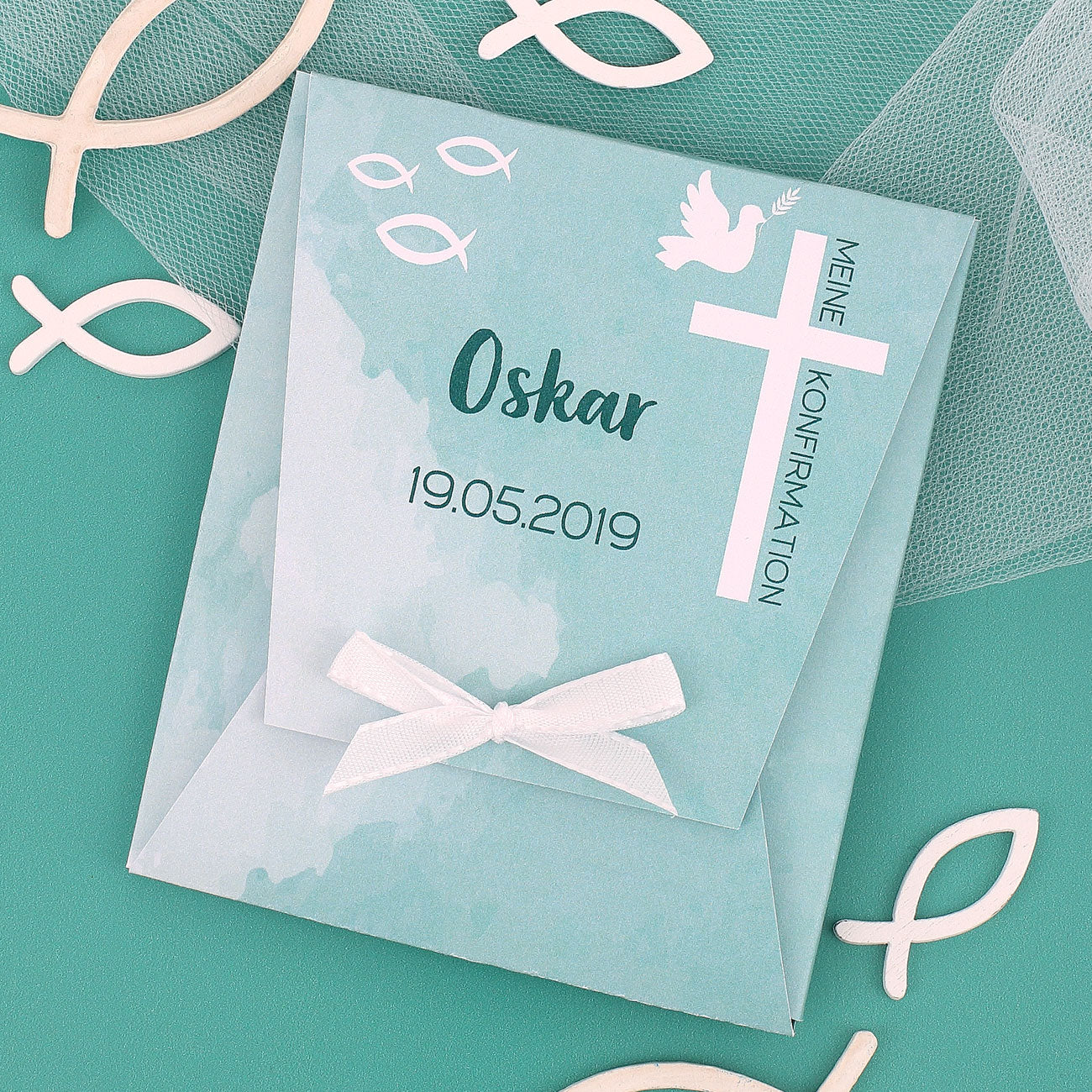 Personalisierte Geschenkverpackung des Schutzengel Armbandes zur Konfirmation in Türkis