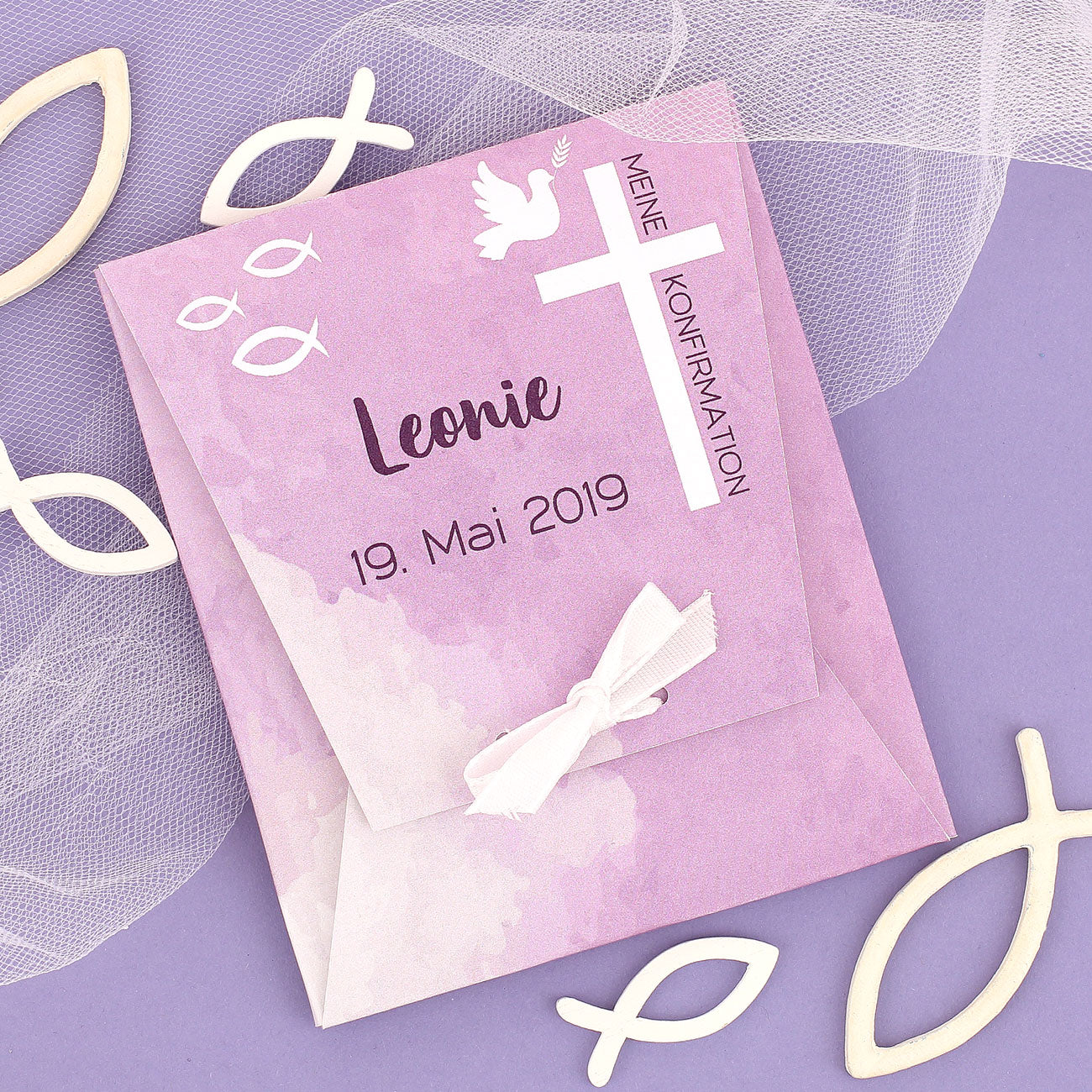 Personalisierte Geschenkverpackung des Schutzengel Armbandes zur Konfirmation in Lila