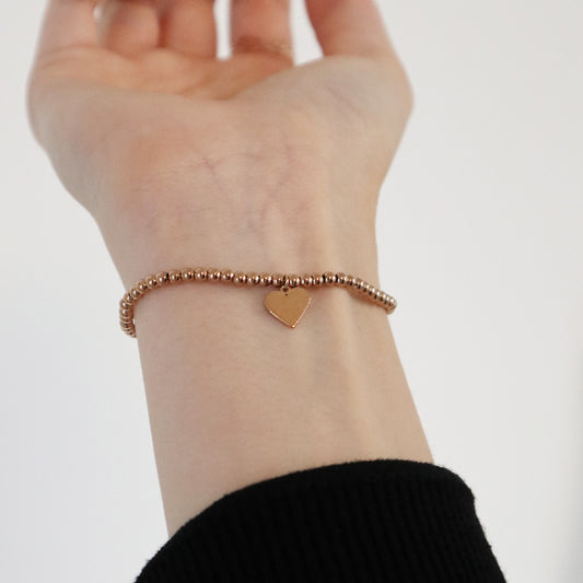 Herzarmband getragen am Handgelenk