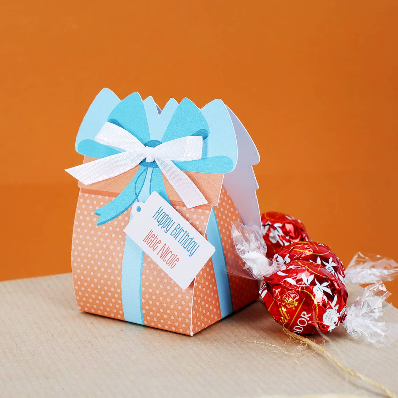 Kleine Geschenkschachtel mit 3 Lindorkugeln personalisiert mit Text