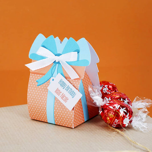 Kleine Geschenkschachtel mit 3 Lindorkugeln personalisiert mit Text