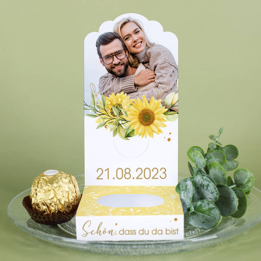 DIY-Foto-Aufsteller mit Sonnenblumen und Datum bedruckt für Gastgeschenke zur Hochzeit