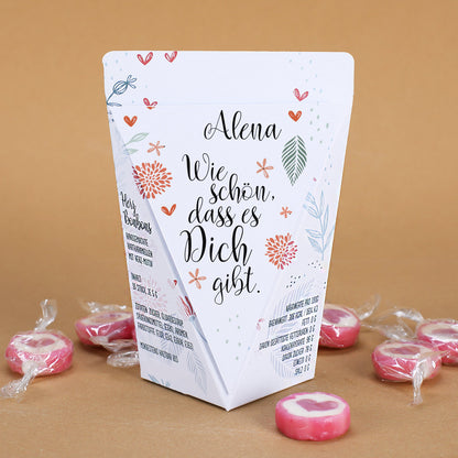Herz-Bonbons als liebevolle Füllung in Geschenktüte mit Name