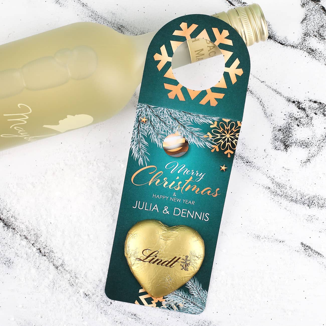 Flaschenanhänger zu Weihnachten für große Flaschen mit Wunschname und Lindt-Schokolade