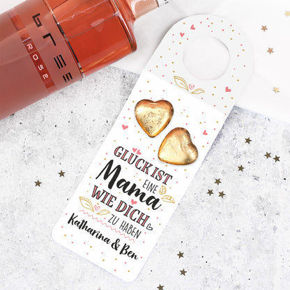 Flacher Flaschenanhänger mit Muttertagsmotiv, Schokoherzen und dem Namen „Katharina & Ben“