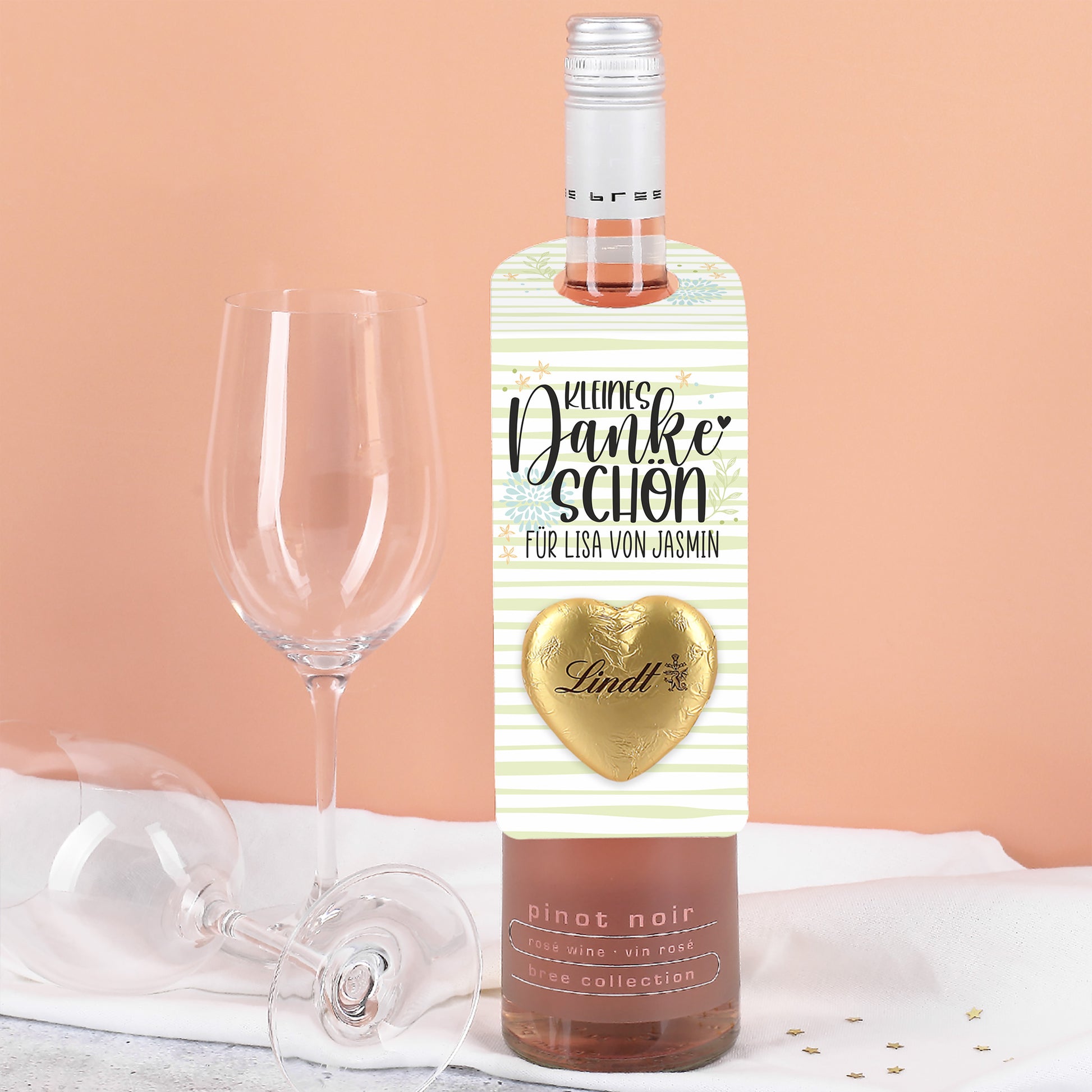 Aufnahme des individualisierbaren Namens oder Wunschtexts auf dem großen Flaschenanhänger.