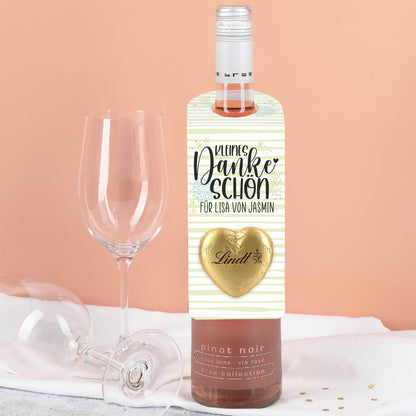 Aufnahme des individualisierbaren Namens oder Wunschtexts auf dem großen Flaschenanhänger.