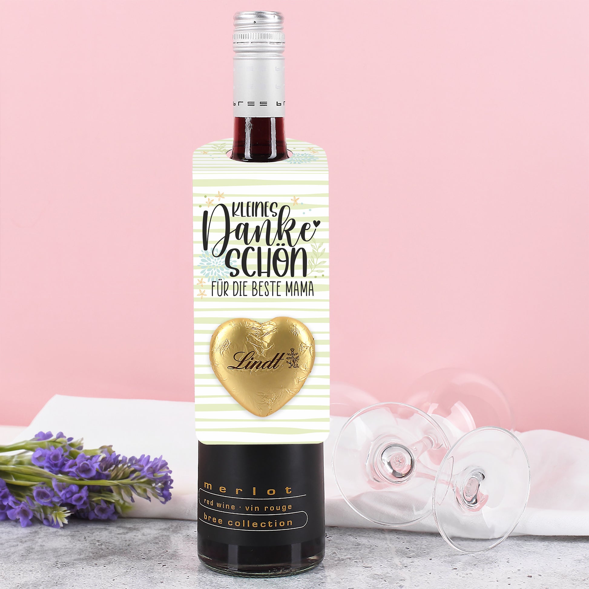 Großer Flaschenanhänger in Hellgrün mit „Kleines Dankeschön“-Schriftzug, personalisiertem Text und Lindt Schokoladenherz an einer Flasche hängend.