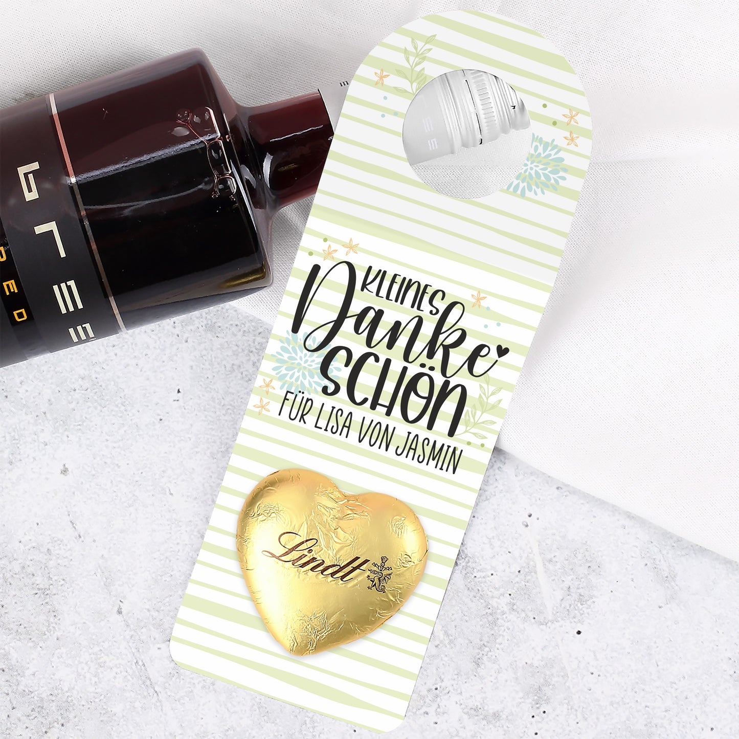 Großformatige Ansicht des aufgeklebten goldenen Lindt Schokoladenherzens auf der Vorderseite.