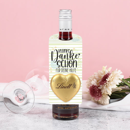 Aufnahme des individualisierbaren Namens oder Wunschtexts auf dem kleinen Flaschenanhänger.