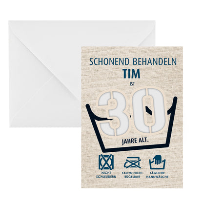 Klappkarte zum 30. Geburtstag mit Name Tim, ausgestanzter Zahl 30 und Geldschein-Optik, Wäschezeichen darunter, daneben passender weißer Umschlag