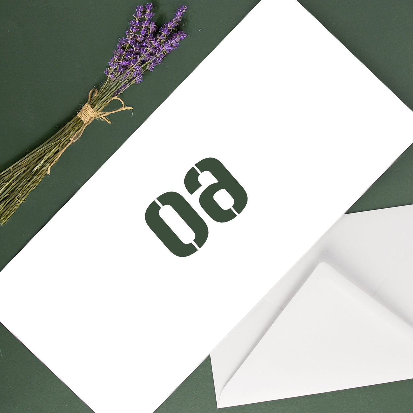 Rückseite der Klappkarte mit großer 60 in Stencil-Schrift auf weißem Hintergrund, Umschlag sichtbar