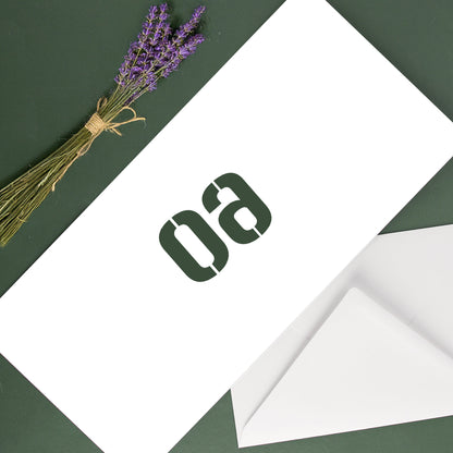 Rückseite der Klappkarte mit großer 60 in Stencil-Schrift auf weißem Hintergrund, Umschlag sichtbar