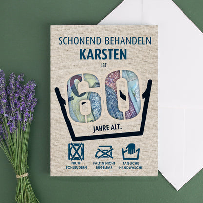 Geldgeschenkkarte 60. Geburtstag für Karsten, mit eingelegten Banknoten und Pflegehinweisen, Umschlag dahinter