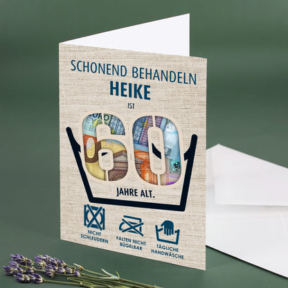 Klappkarte zum 60. Geburtstag mit Name Heike, sichtbare Geldscheine in der Zahl 60, Aufdruck „Schonend behandeln“, Umschlag im Hintergrund