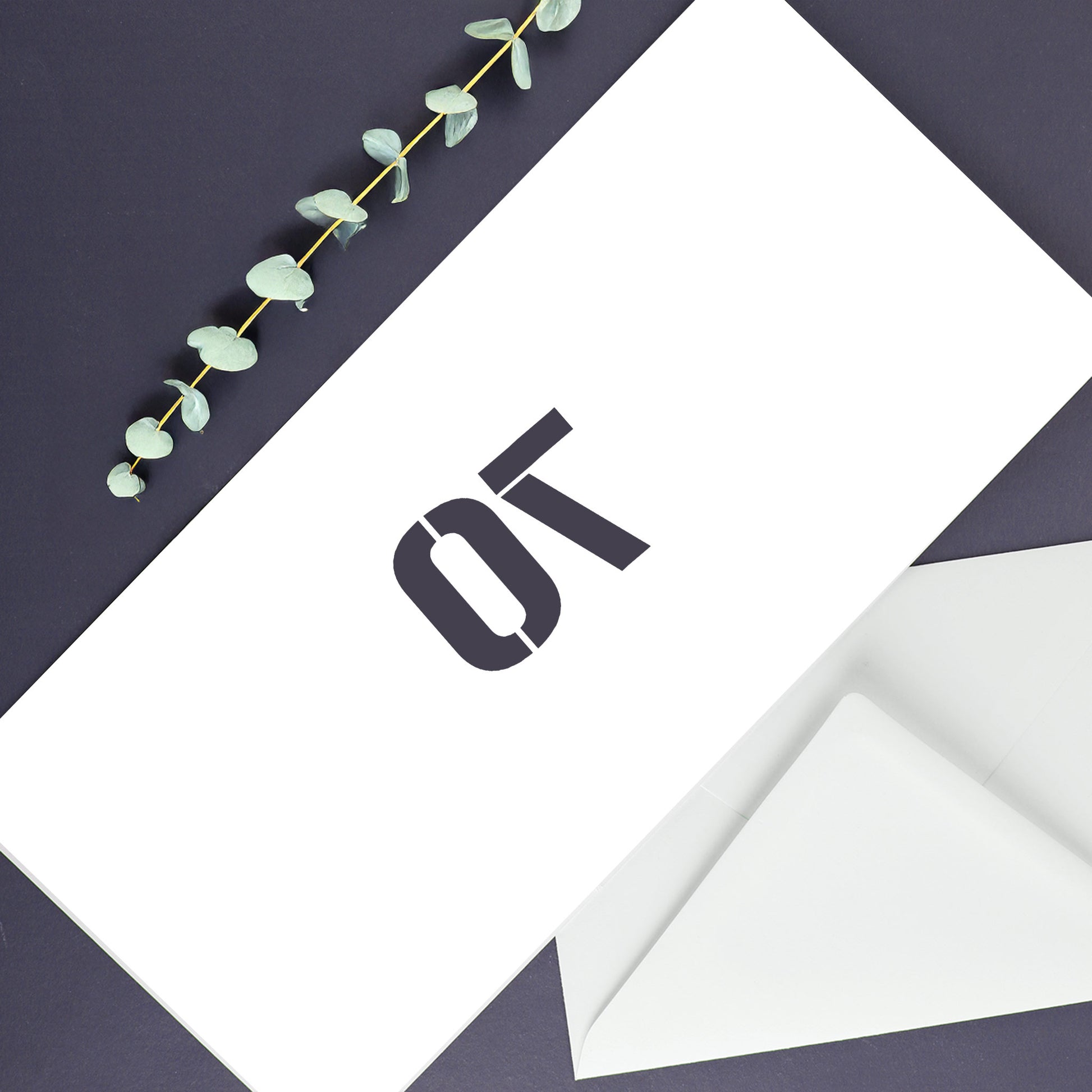 Rückseite der Geburtstagskarte mit aufgedruckter Zahl 70 in Digitalanzeige-Optik und weißem Umschlag daneben