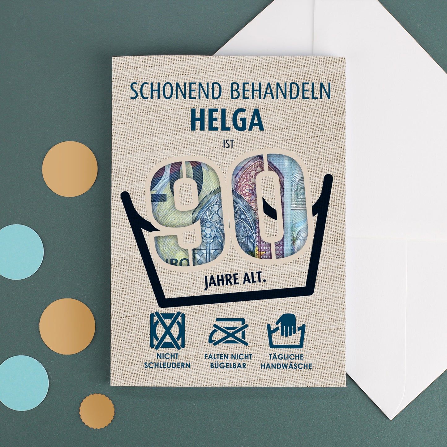 Personalisierte Geburtstagskarte für Helga mit der Zahl 90, durch die Geldscheine sichtbar sind, auf grünem Untergrund mit Briefumschlag und weißen und goldenen Konfetti