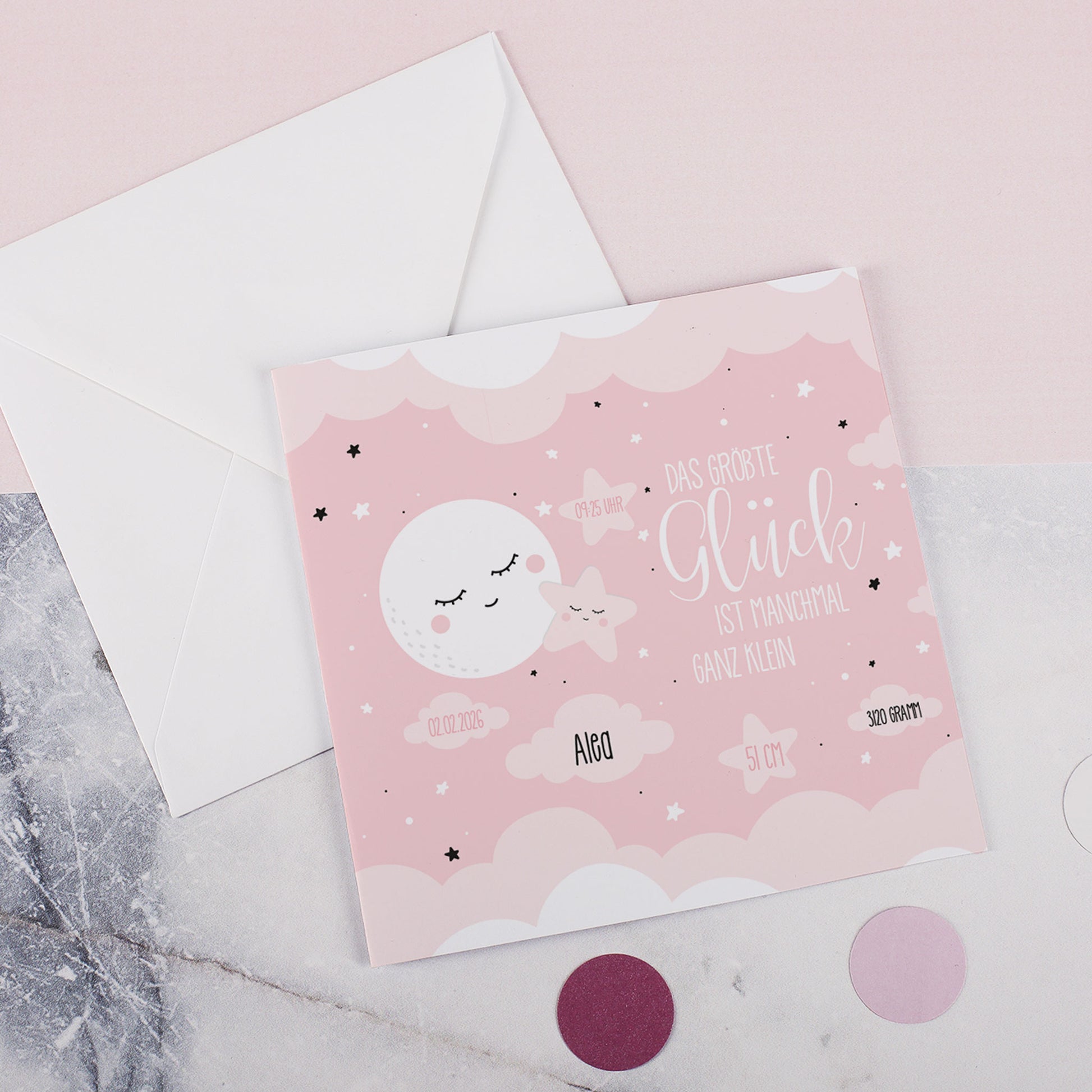 Personalisierte Klappkarte zur Geburt für Mädchen in Rosa mit Mond, Sternen und Wolkenmotiv inklusive weißem Umschlag