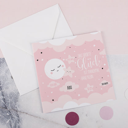 Personalisierte Klappkarte zur Geburt für Mädchen in Rosa mit Mond, Sternen und Wolkenmotiv inklusive weißem Umschlag