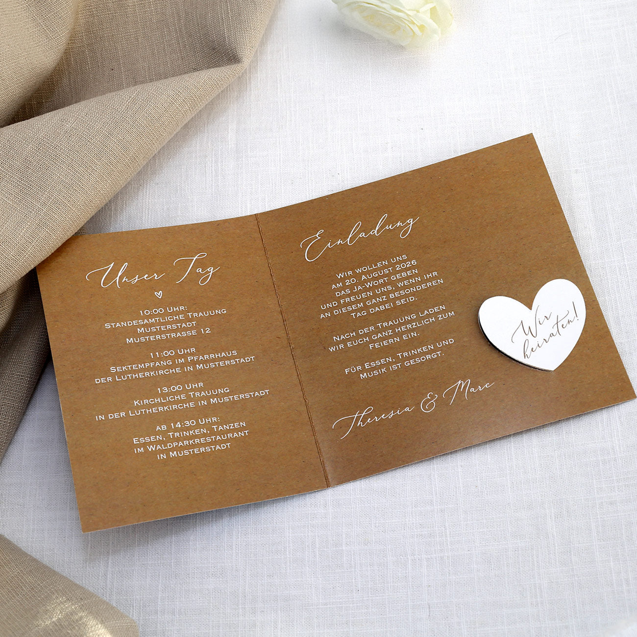 Wir heiraten! Einladungskarte zur Hochzeit mit Foto & Herz