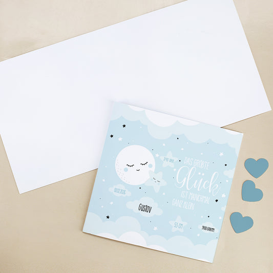 Personalisierte Geburtsanzeige als Klappkarte mit weißem Umschlag, Babykarte im Mond-Design für Jungen auf hellem Hintergrund mit blauen Herzen.