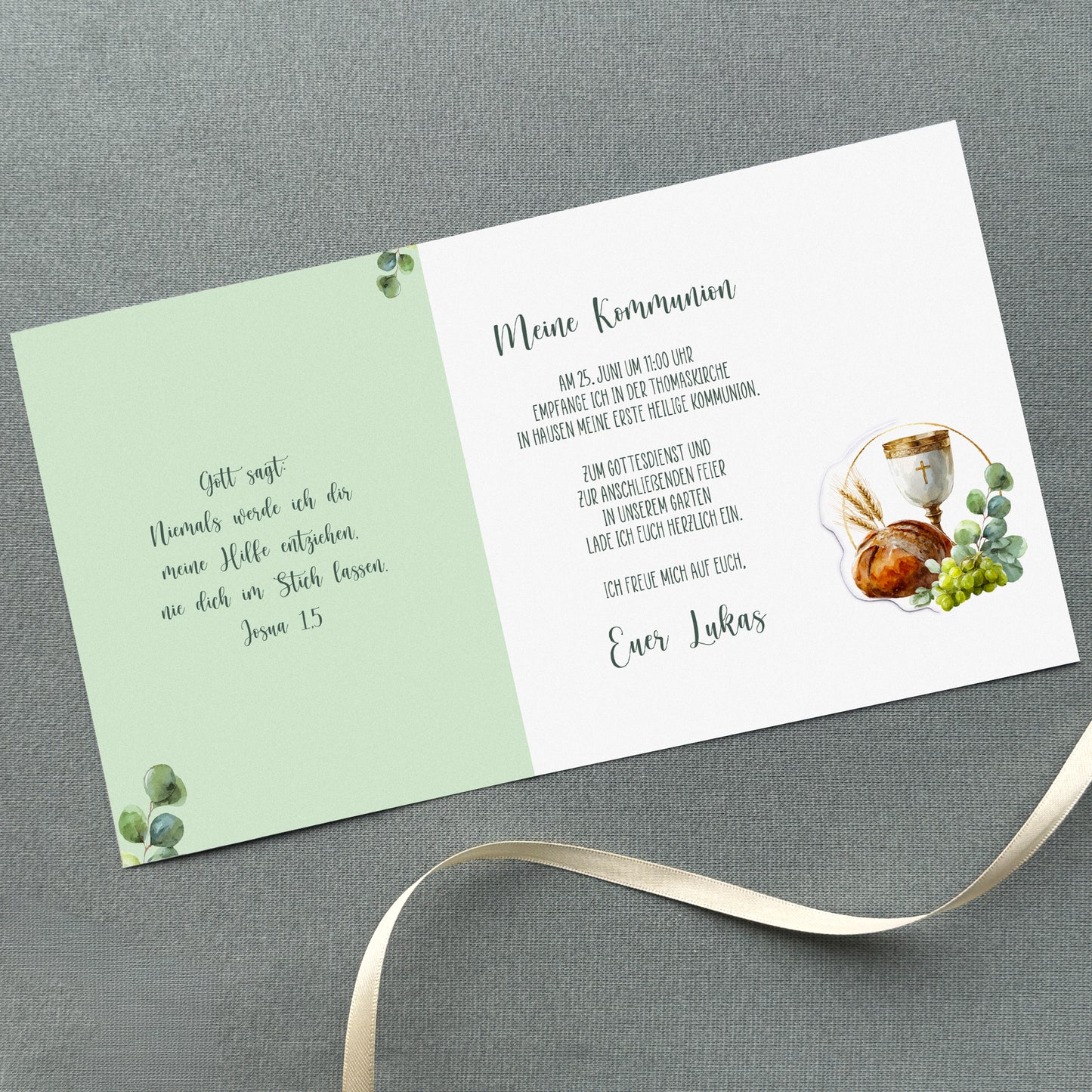 Aufgeklappte Einladungskarte „Meine Kommunion“ mit personalisiertem Wunschtext innen und Motiv Kelch, Brot, Trauben, Eukalyptuszweig