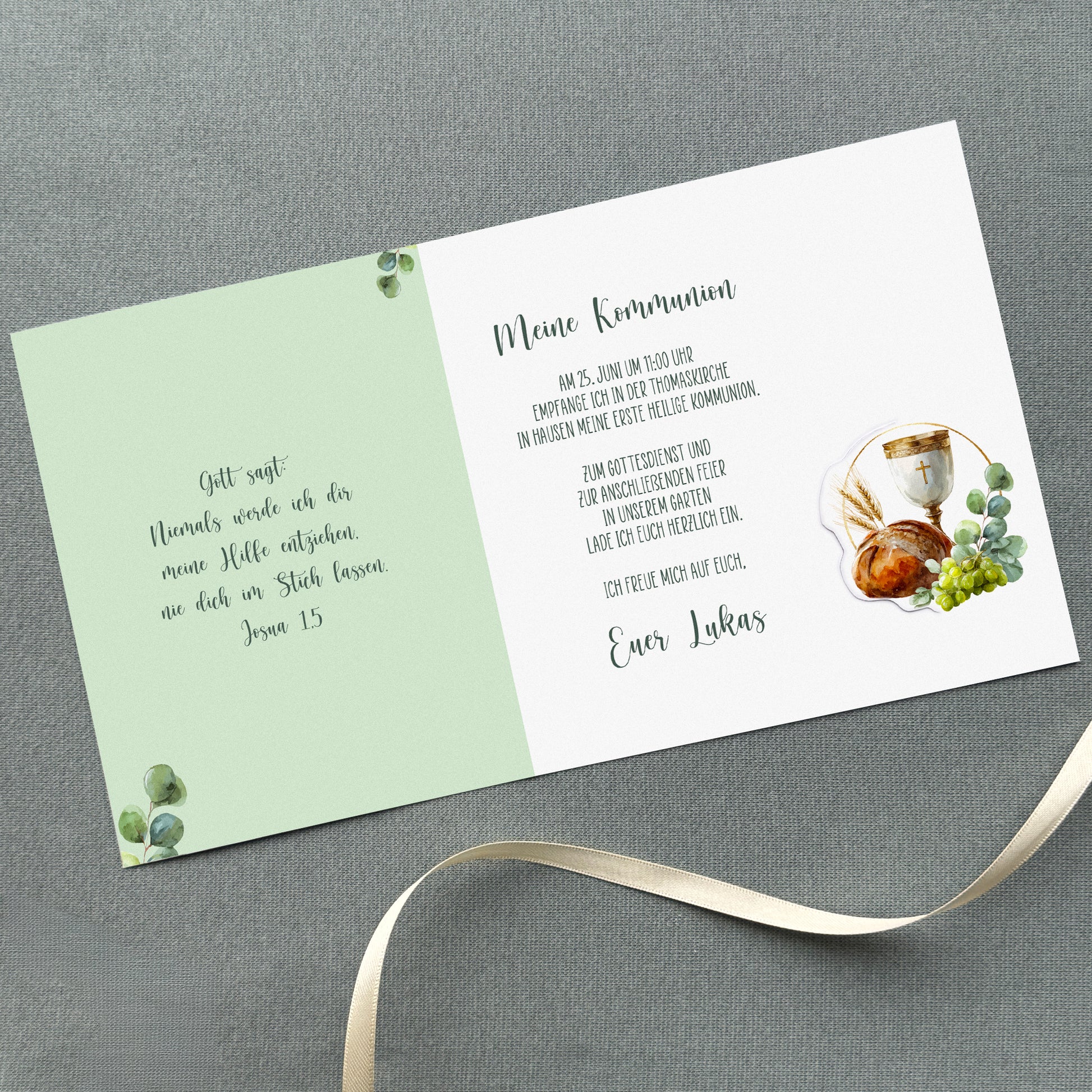 Aufgeklappte Einladungskarte „Meine Kommunion“ mit personalisiertem Wunschtext innen und Motiv Kelch, Brot, Trauben, Eukalyptuszweig