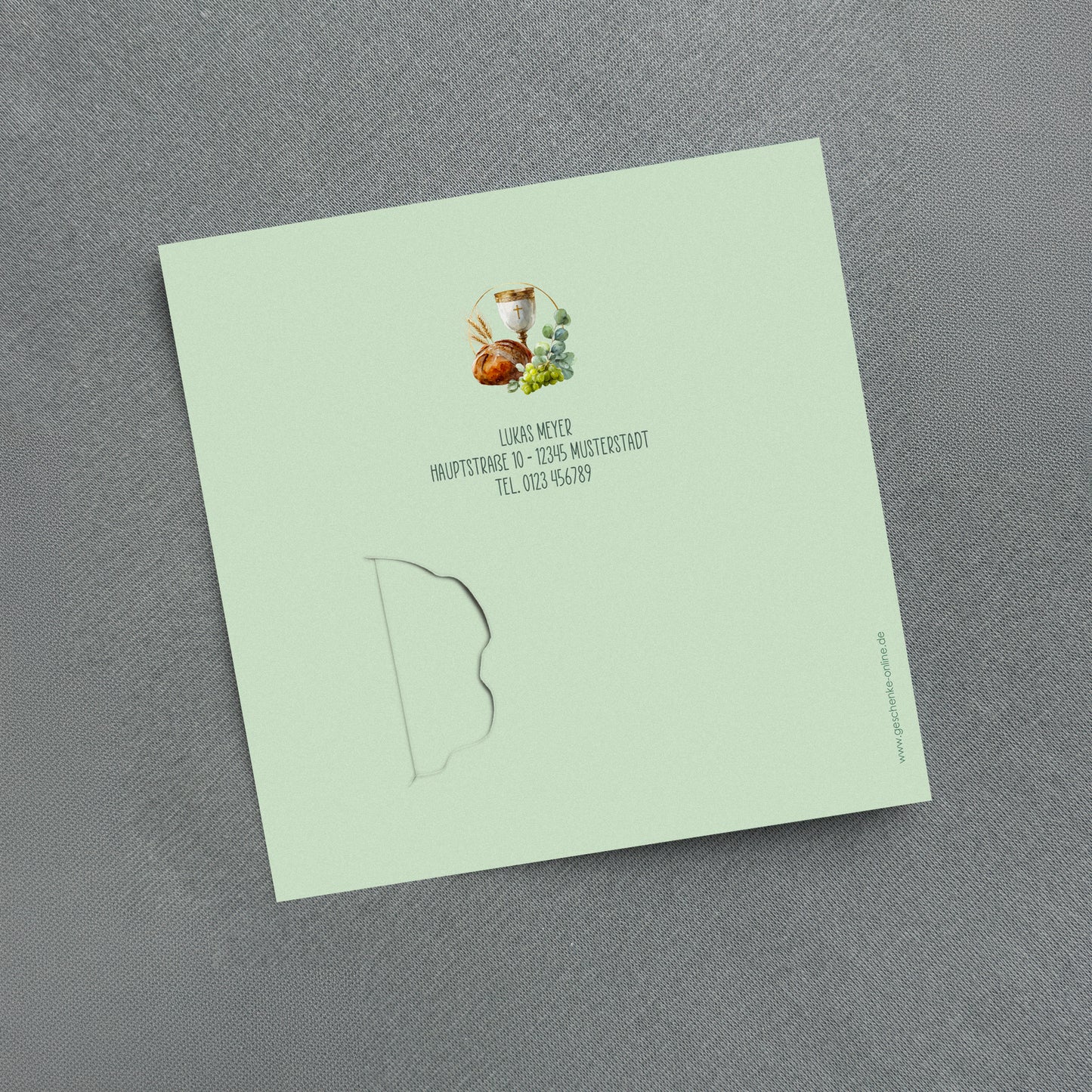 Rückseite der Einladungskarte in Grün mit besonderer Schnittform, Adressfeld und kleinem Kelch-Brot-Motiv
