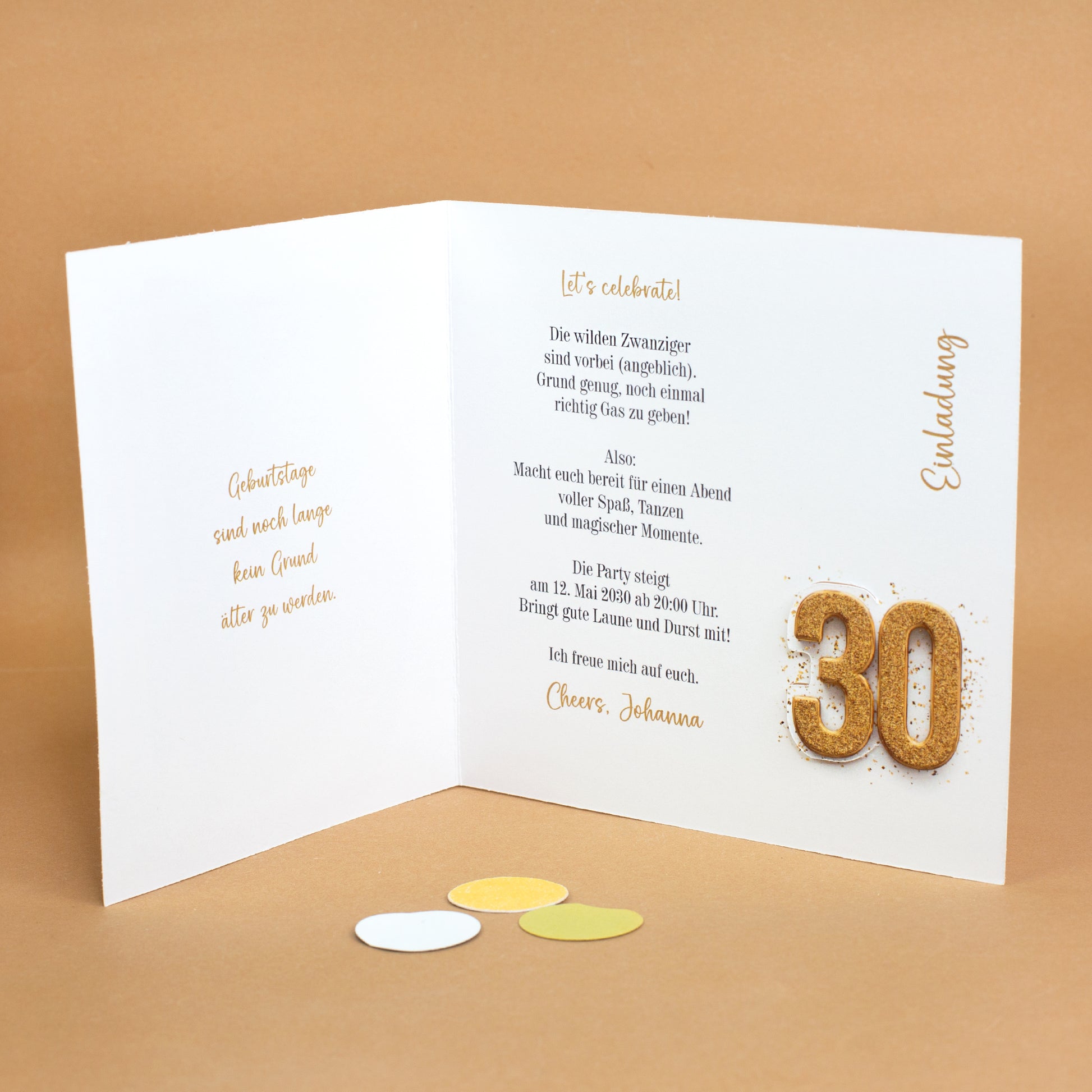 Geöffnete Einladungskarte mit Text und sichtbarer goldener Zahl 30 im Inneren
