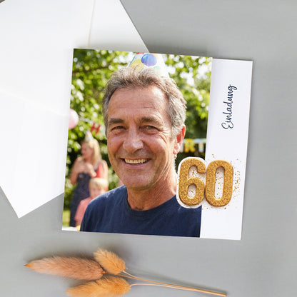Personalisierte Einladungskarte zum 60. Geburtstag mit Foto und goldfarbener 60 neben Umschlag