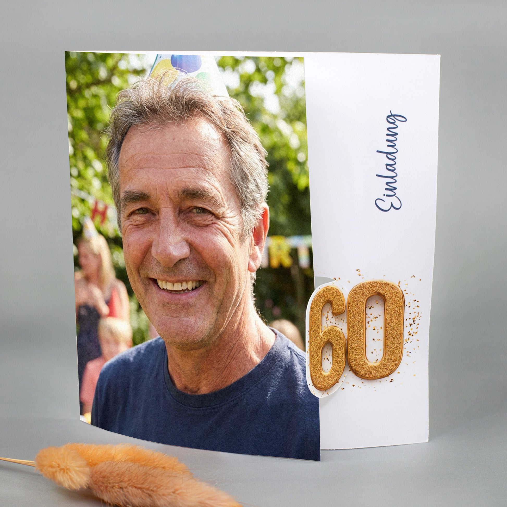 Einladungskarte 60. Geburtstag mit großem Foto, Schriftzug Einladung und goldener Zahl 60