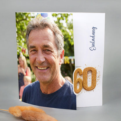 Einladungskarte 60. Geburtstag mit großem Foto, Schriftzug Einladung und goldener Zahl 60