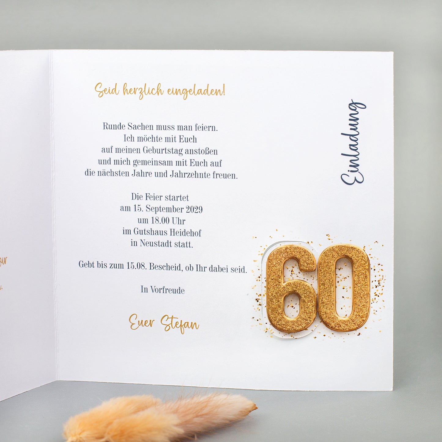 Geöffnete Einladungskarte zum 60. Geburtstag mit personalisierbarem Text und goldener 60