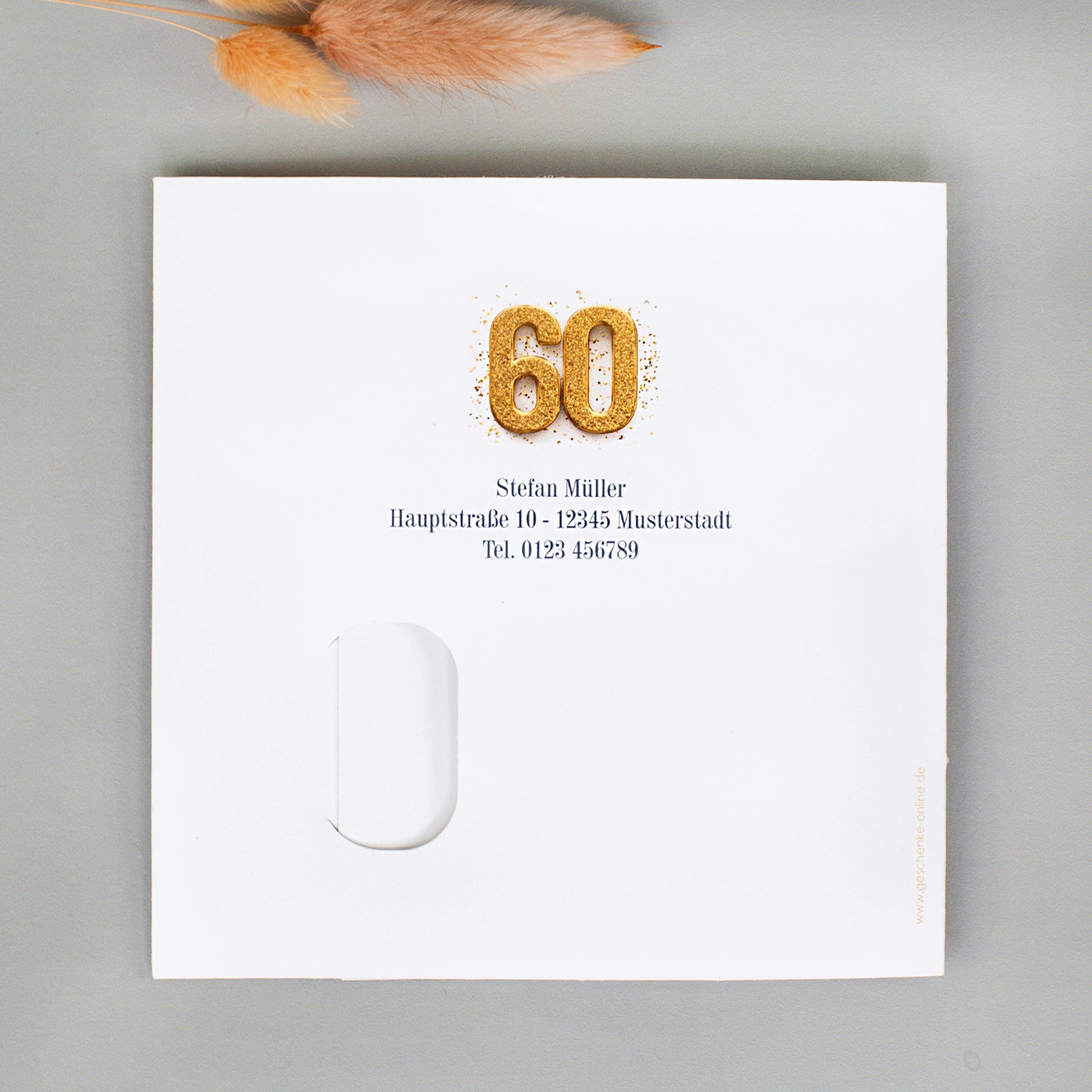 Rückseite der Einladungskarte zum 60. Geburtstag mit Absenderdaten und goldener 60