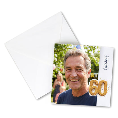Personalisierte Geburtstagseinladung zum 60. mit Foto und weißem Umschlag auf hellem Hintergrund