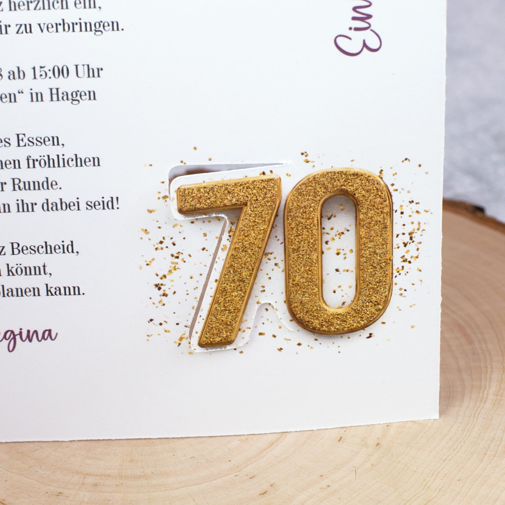Detailaufnahme der goldenen Zahl 70 auf der Innenseite der Karte
