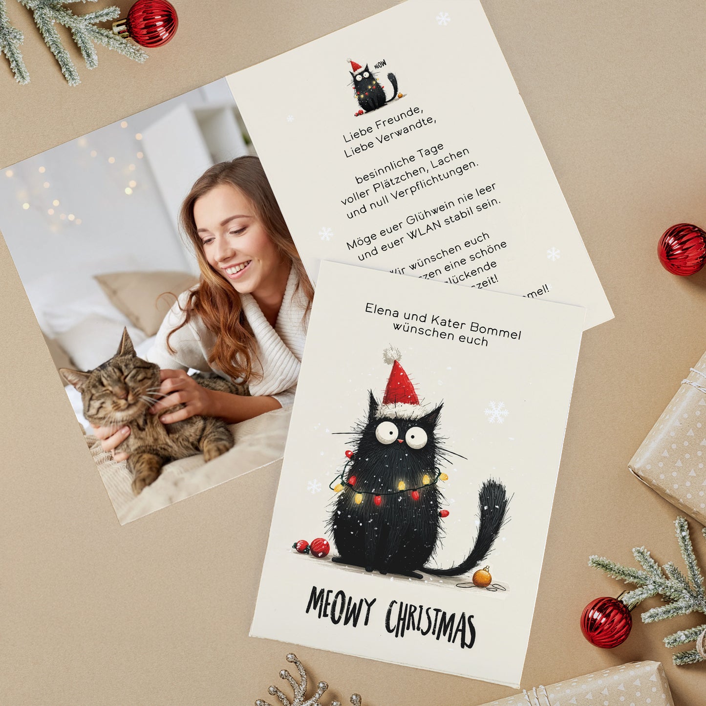 Personalisierte Weihnachtskarte mit Familienfoto auf der Innenseite und niedlichem Katzenmotiv auf der Vorderseite.