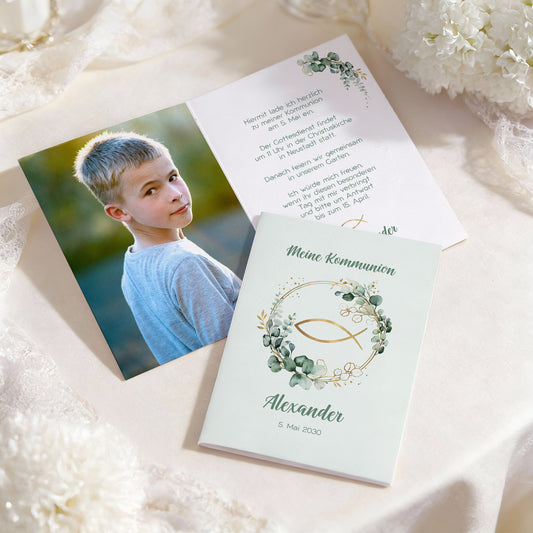Personalisierte Einladungskarte zur Kommunion als Klappkarte mit Ichthys Fisch und Eukalyptusmotiv, Vorderseite mit Name und Datum