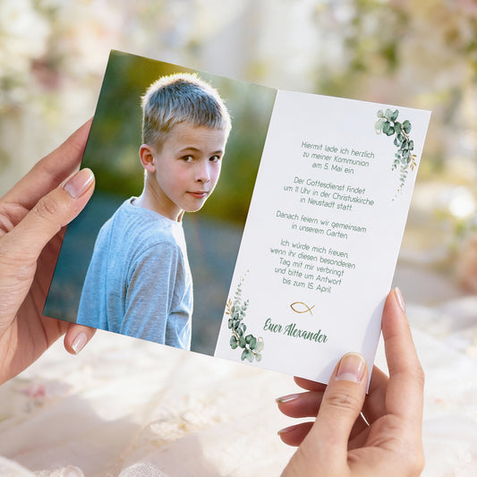 Offene Einladungsklappkarte zur Kommunion mit Foto links und Einladungstext rechts, Eukalyptuszweige und Ichthys Fisch Design