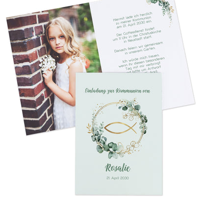 Kommunion Einladungskarte personalisiert mit Name und Datum, Ichthys Fischsymbol im Eukalyptuskranz auf weißem Karton