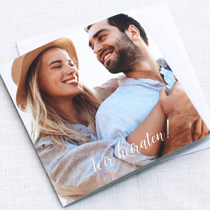 Einladungskarte zur Hochzeit mit Schleifensverschluss - Foto