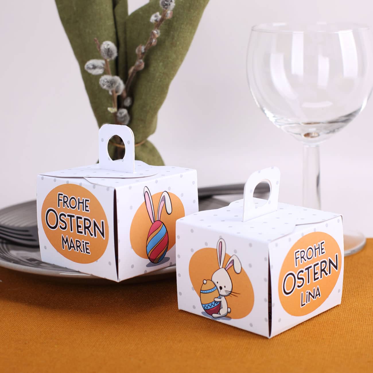 mit verschiedenen Osterhasen auf den Seiten bedruckt