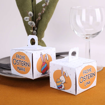 mit verschiedenen Osterhasen auf den Seiten bedruckt