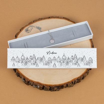 Winterliche Schmuckverpackung mit Name, Line-Art-Dorfmotiv
