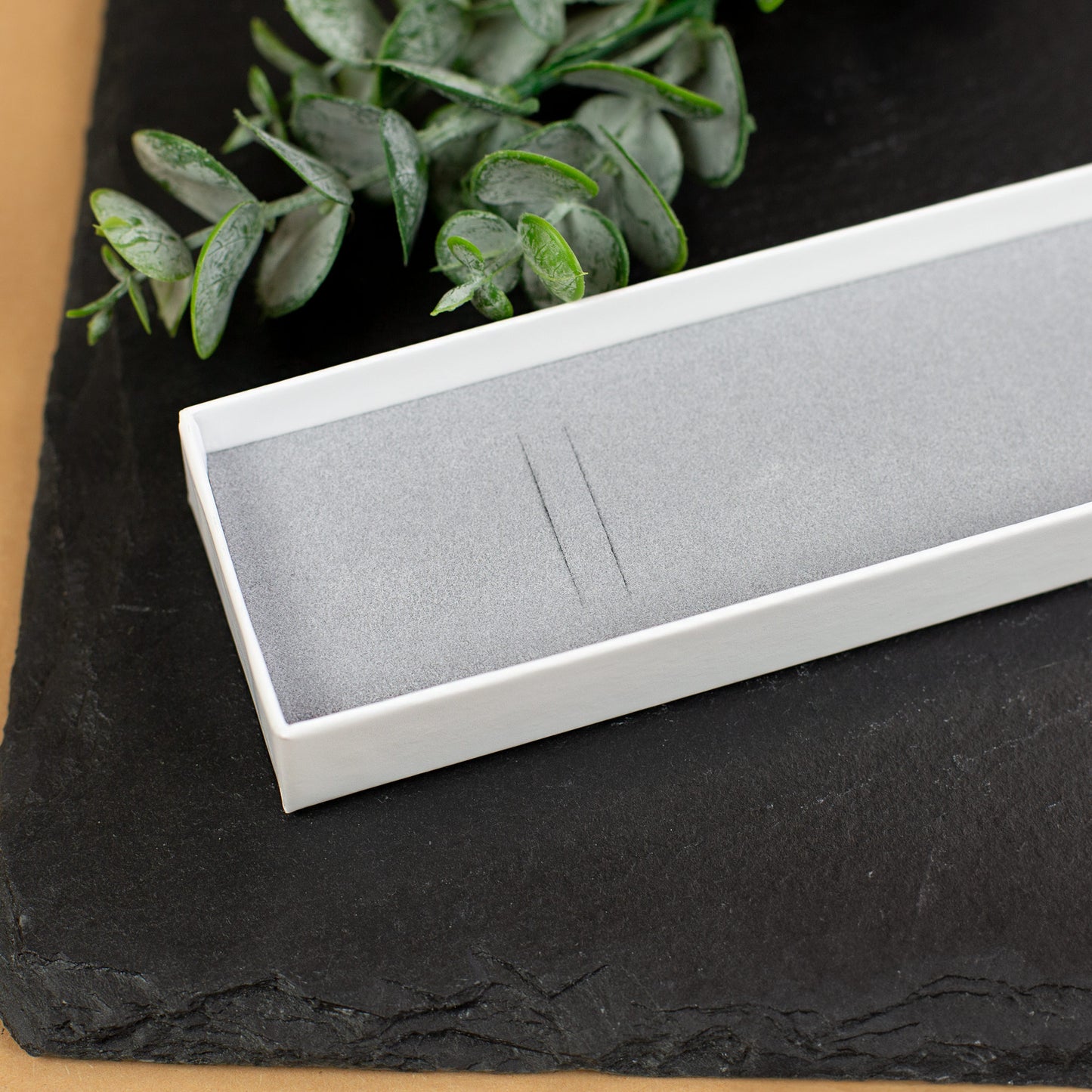 Detailansicht des grauen Schaumstoffeinsatzes aus der Schmuckbox