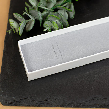 Detailansicht des grauen Schaumstoffeinsatzes aus der Schmuckbox