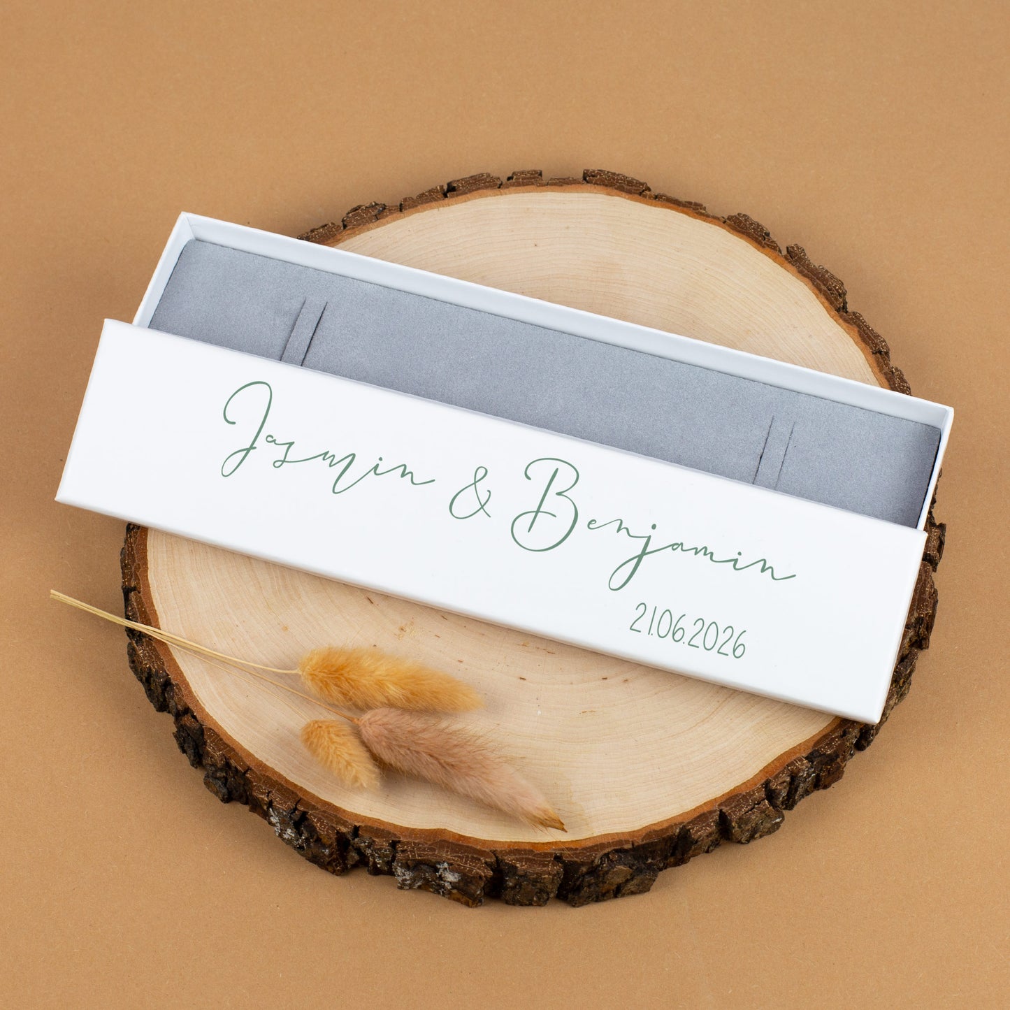 Schmuckbox Jasmin & Benjamin in Grün auf Holzplatte