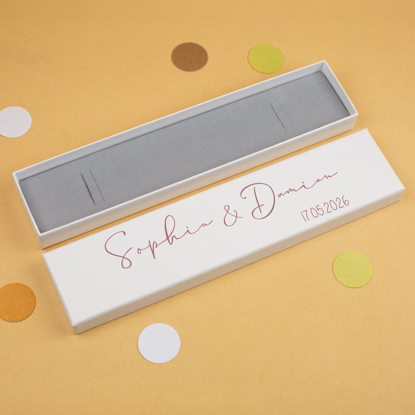 Personaliserte Schmuckbox Sophia & Damian in Rosa, geöffnet auf gelbem Hintergrund